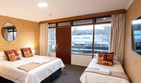 Standard - Downstairs | Hypo-allergenic bedding, minibar, bed sheets