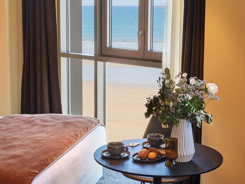 Pillowtop beds, in-room safe, desk, blackout drapes