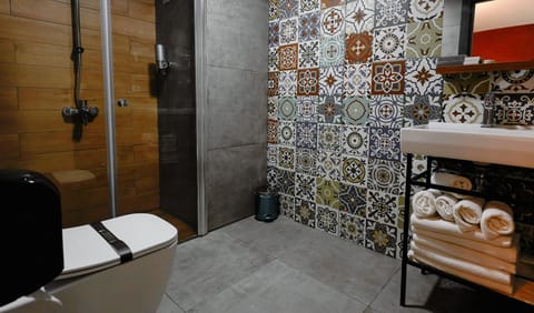 Family Room | Bathroom | Shower, rainfall showerhead, hair dryer, slippers