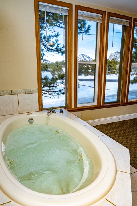 Premium Studio Suite | Jetted tub