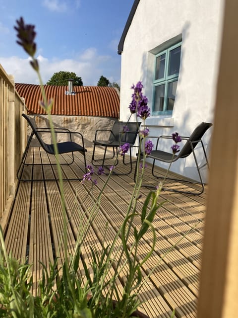 Beautiful Outdoor decking area at side of cottage 