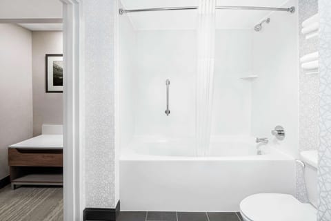 Hydromassage showerhead, free toiletries, hair dryer, towels