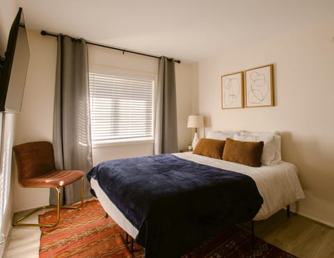 Drift off to dreamland on a luxurious Queen-size Casper bed – comfort redefined!