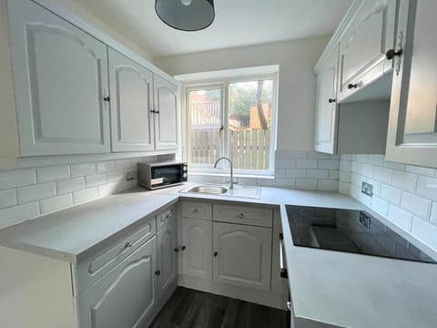 Standard House | Private kitchen | Fridge, microwave, oven, stovetop