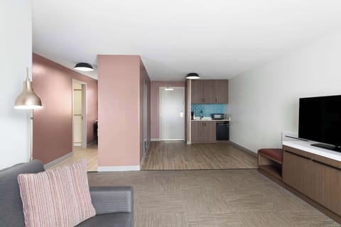 King Executive | Living area | 32-inch LCD TV with satellite channels, TV, MP3 dock