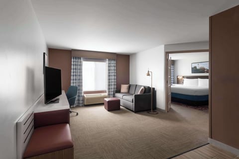 King Executive | Living area | 32-inch LCD TV with satellite channels, TV, MP3 dock