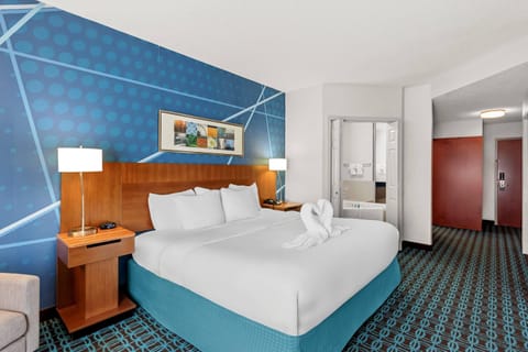 Standard Room, 1 King Bed, Non Smoking, Jetted Tub | Hypo-allergenic bedding, desk, laptop workspace, blackout drapes