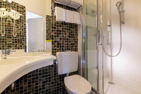 Junior Suite | Bathroom | Free toiletries, hair dryer, towels