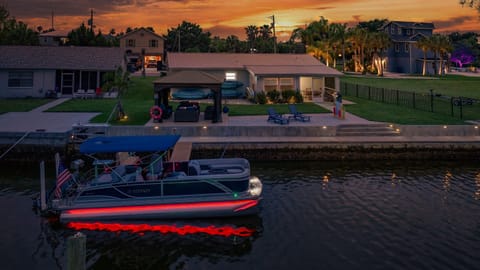 Golden sunsets, calm canal waters, and your own private slice of Hernando Beach. The perfect place to unwind after a day on the water.

P.S. The boat belongs to the neighbors and is not included—but it does make for a pretty great backdrop.