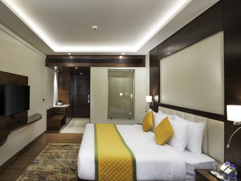 Club Room | Premium bedding, in-room safe, laptop workspace, iron/ironing board