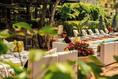 2 bars/lounges