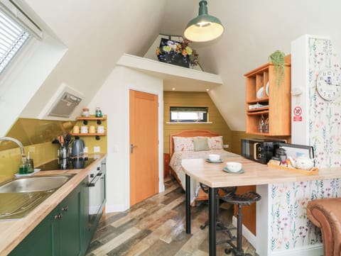 Cottage | Private kitchen | Fridge, electric kettle, toaster, cookware/dishes/utensils