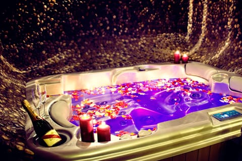 Sauna, hot tub, steam room, body treatments, hydrotherapy, aromatherapy
