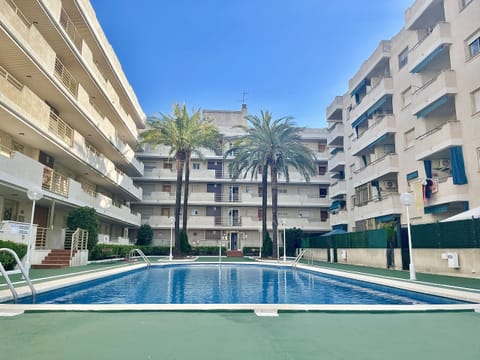 The La Pineda holiday apartment in Tarragona has a community pool right in front of the apartment and is on the second line of the sea.