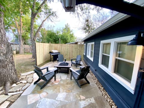Outdoor seating area in the backyard.
Equipped with Tiki torches, propane grill.