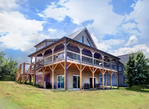 KOOKABURRA - Sleeps 8
3 Bedroom- Bedroom on Each Floor
En-Suite Baths 