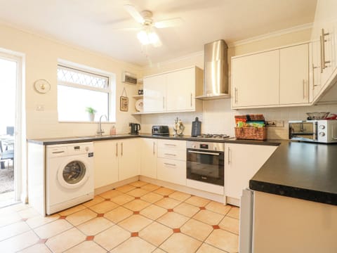 Cottage | Private kitchen | Fridge, electric kettle, cookware/dishes/utensils