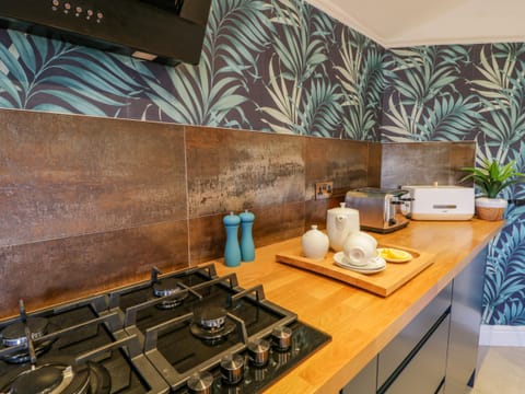 Cottage | Private kitchen | Fridge, microwave, electric kettle, cookware/dishes/utensils
