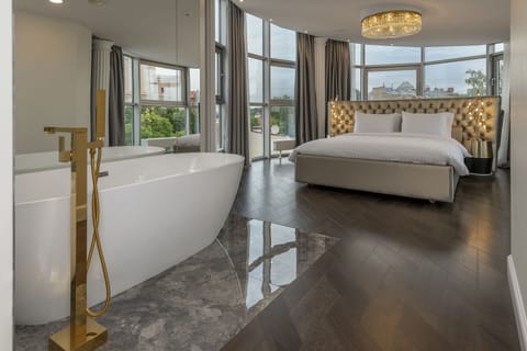 Panoramic Studio Suite | Hypo-allergenic bedding, minibar, in-room safe, individually decorated