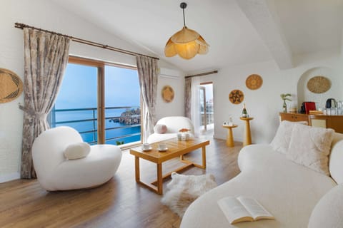 King&Qinn Suite Room | Living area | Books