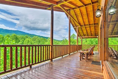 Gatlinburg Vacation Rental Cabin | 4BR | 6BA | 3,600 Sq Ft | Stairs Required