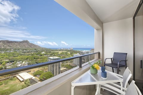 Gorgeous Diamond Head and Ocean Views!