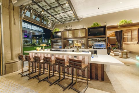 Serves breakfast, dinner, and happy hour