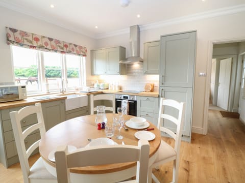 Cottage | Private kitchen | Fridge, dishwasher, electric kettle, toaster