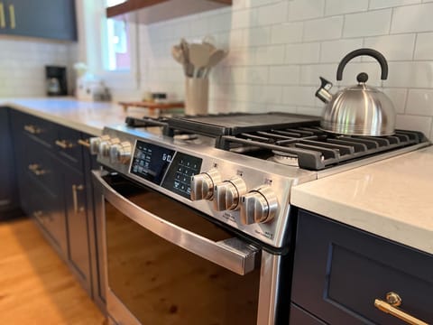 Think of all the yummy meals you and your family will be able to whip up here. Enjoy local treats from the West River Farmer's Market during the warmer months or the surprisingly well-stocked Londonderry market year-round.