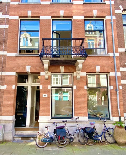 Private entrance ground floor and first floor (basement).House was build in 1895