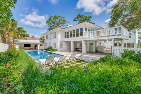 Palm Terrace's lush courtyard and Pool House. Come luxuriate in a secluded beach retreat.