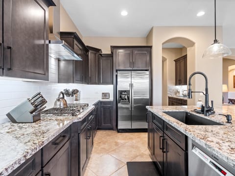 Desert Dreamin: - Gas cooktop and large granite kitchen.