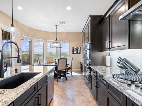 Desert Dreamin: - Kitchen area with the breakfast nook.