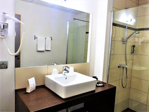 Double Room | Bathroom | Shower, designer toiletries, hair dryer, towels
