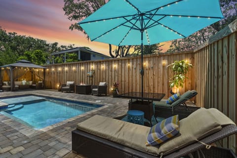 Private Resort Style Oasis, Salted ,Heated  Pool! 