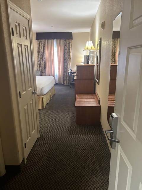 Standard Room | In-room safe, desk, iron/ironing board, WiFi (free)