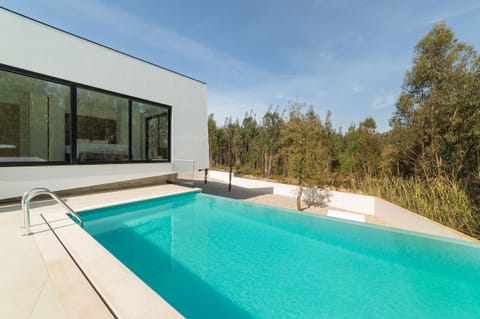 Luxurious and modern villa with 3 bedrooms and capacity for 8 people. Equipped kitchen open plan to the living room with TV, fireplace, wifi and view to the outdoor dining area by the private pool. Located in a quiet area of São Martinho do Porto less than 2 km from the beach of São Martinho do Porto