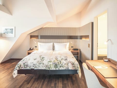 Deluxe Zimmer mit Balkon | Hypo-allergenic bedding, in-room safe, desk, laptop workspace