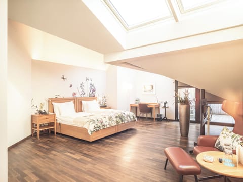 Deluxe Zimmer mit Balkon | Hypo-allergenic bedding, in-room safe, desk, laptop workspace