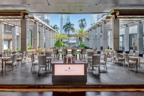 3 restaurants; breakfast, lunch, dinner, and brunch served