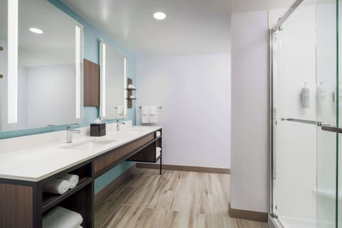 Combined shower/tub, free toiletries, hair dryer, towels