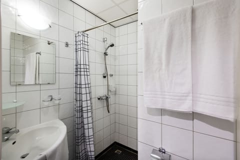 Twin Room | Bathroom | Shower, towels