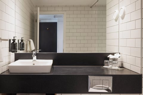 Combined shower/tub, deep soaking tub, eco-friendly toiletries