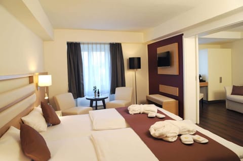 Hypo-allergenic bedding, in-room safe, desk, soundproofing