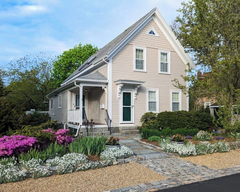 The Nest...all the comforts of home in a newly renovated 1900 farmhouse