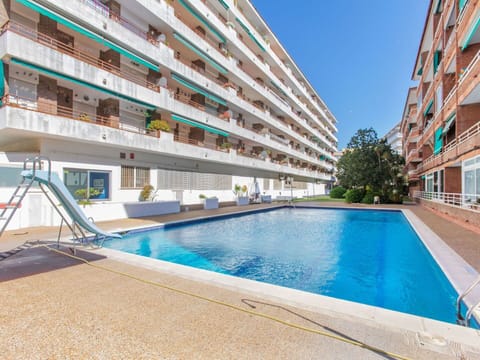 Water, Sky, Property, Plant, Building, Cloud, Swimming Pool, Tree, Residential Area, Grass