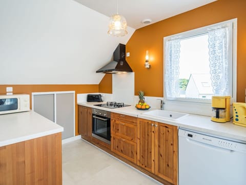 Water, Sky, Property, Plant, Building, Cloud, Swimming Pool, Tree, Residential Area, Grass