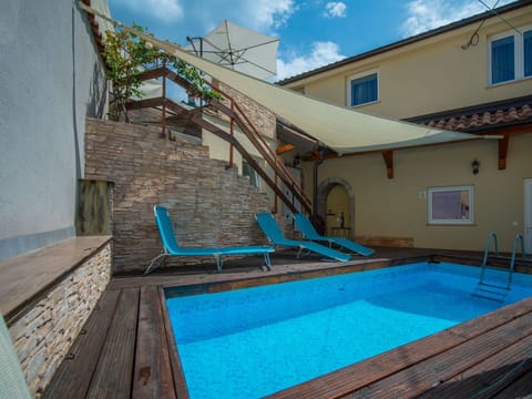 Water, Sky, Property, Plant, Building, Cloud, Swimming Pool, Tree, Residential Area, Grass