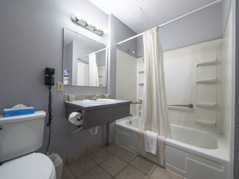Combined shower/tub, free toiletries, hair dryer, towels