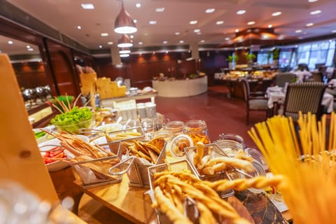 3 restaurants; breakfast, lunch, and dinner served